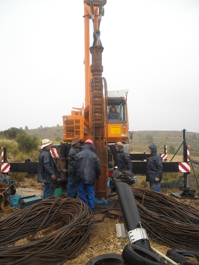 Extracción de un grupo de bombeo de pozo para realizar un mantenimiento preventivo